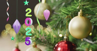 Arka planda 2025 metin ve noel süslemeleri var. Yeni yıl, Noel, şenlik, kutlama ve gelenek konsepti dijital olarak oluşturuldu.
