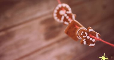 Noel 'de kurabiyelerin üzerinde yıldızların resmi. Noel, gelenek ve dijital arayüz kavramı dijital olarak oluşturuldu.