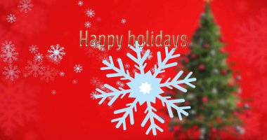 Kırmızı arka planda yılbaşı ağacının üzerine düşen mutlu bayram mesajı ve kar görüntüsü. Noel, şenlik, kutlama ve gelenek konsepti dijital olarak oluşturuldu.
