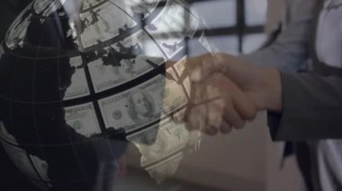 Dört beyaz iş adamının el sıkışması ve konuşması üzerine dönen banknotların animasyonu. teknoloji ve iş konsepti dijital olarak oluşturulmuş video.