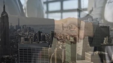 Beyaz iş adamlarından oluşan bir grup şehir manzarası üzerinde el sıkışıyor ve konuşuyor. teknoloji ve iş konsepti dijital olarak oluşturulmuş video.