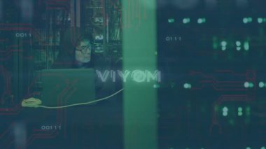 Sunucu odasında dizüstü bilgisayar kullanan Asyalı erkek hacker üzerinden ikili kodlama ve virüs metni animasyonu. teknoloji, güvenlik ve iş konsepti dijital olarak oluşturulmuş video.