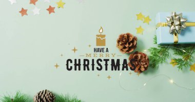 Dekorasyonların ve açık yeşil yüzeyde sunumların üzerinde mutlu bir noel geçirmenin görüntüsü. Noel, kış, gelenek ve kutlama konsepti dijital olarak oluşturuldu.