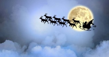 Noel 'de Noel Baba' nın kızak ve dolunayda olduğu kış manzarası. Noel, şenlik, kutlama ve gelenek konsepti dijital olarak oluşturuldu.