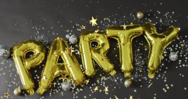 Konfeti ve yıldızların üzerinde parti balonu resmi. Yeni yıl arifesi, noel, şenlik, kutlama ve gelenek kavramını dijital olarak oluşturduk..