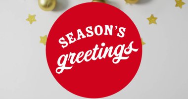 Beyaz arkaplandaki yıldızların üzerinden yılbaşı tebriklerinin resmi. Noel, şenlik, gelenek ve dijital olarak üretilen görüntü konsepti.