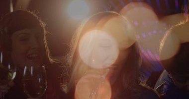 Partideki arkadaşlar yerine maytap resmi. Yeni yıl arifesi, noel, şenlik, kutlama ve gelenek kavramını dijital olarak oluşturduk..