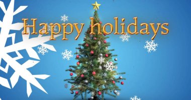 Mutlu bayramlar mesajı ve mavi arka planda düşen Noel ağacının resmi. Noel, şenlik, kutlama ve gelenek konsepti dijital olarak oluşturuldu.