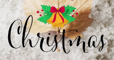 Yılbaşı tebriklerinin resmi. Karda yaprak ve Noel süsleri üzerine mesajlar. Noel, şenlik, kutlama ve gelenek konsepti dijital olarak oluşturuldu.