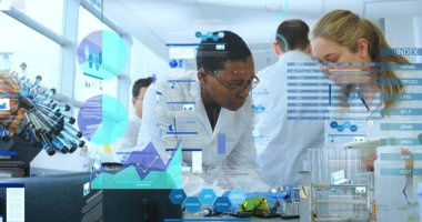 Laboratuvarda çalışan çeşitli kadın bilim adamlarının finansal veri işleme görüntüsü. Küresel bilim, finans ve dijital arayüz kavramı dijital olarak oluşturulmuş görüntü.