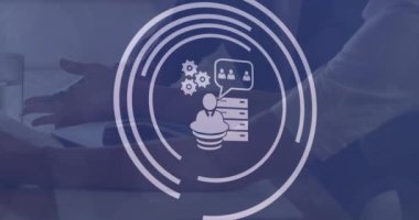 Ofiste birlikte çalışan beyaz bir çift. Dijital iş simgelerinin görüntüyü yavaş çekimde kapladığı bir projeyle meşguller..