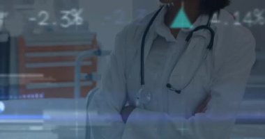 Tıbbî bir ortamda, kopyalama alanı olan melez bir kadın. O bir doktor, sağlık sektöründe yavaş çekim teknolojisi sergiliyor..