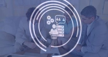 Beyaz iş adamları ofis ortamında tartışırlar. Analizlerin dijital simgeleriyle çevrili stratejik bir toplantıdalar..