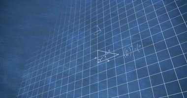 Bir karatahta, kopyalama alanı olan karmaşık matematiksel denklemler gösterilir. Matematiksel semboller ve geometrik şekiller lise ya da üniversite matematik sınıfı ayarları, yavaş çekim.