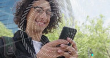 Dışarıdaki telefonunda, kopyalama alanı olan melez genç bir adam mesaj atıyor. Güneşli bir günde akıllı telefonuyla meşgul, ağır çekimde..