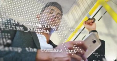 Çift ırklı genç adam akıllı telefonunu toplu taşımada kullanıyor. İşe gidip gelirken cihazına odaklanmış. Sıradan bir şehir sahnesini çekiyor. Ağır çekimde..