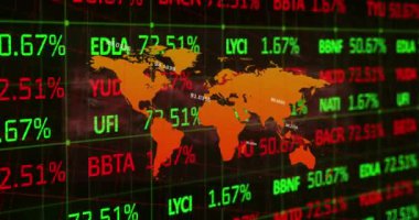 Küresel borsa verileri bir dünya haritasında gösteriliyor. Finansal analistler pazar performansını izlemek ve eğilimleri, yavaş çekimde tahmin etmek için bu bilgileri kullanıyorlar.