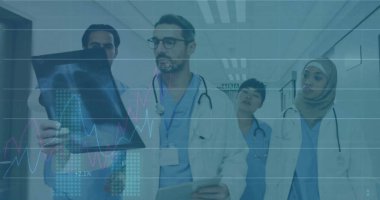 Hastanedeki çeşitli doktorların finansal veri işleme görüntüsü. Küresel tıp, bağlantılar, hesaplama ve veri işleme kavramı dijital olarak oluşturulmuş görüntü.