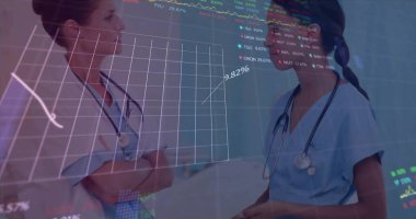 Veri işleme görüntüsü, borsa ve çeşitli kadın doktorların konuştuğu diyagramlar. Küresel tıp, teknoloji ve dijital arayüz kavramı dijital olarak oluşturulmuş görüntü.