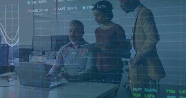 Çeşitli iş adamlarının iş görüşmeleri üzerine veri işleme ve diyagramların görüntüsü. Küresel iş, takım çalışması ve dijital arayüz kavramı dijital olarak oluşturulmuş görüntü.