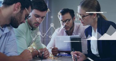 Ofisteki çeşitli iş adamlarıyla ilgili finansal veri işleme resmi. Küresel finans, iş, bağlantılar, hesaplama ve veri işleme kavramı dijital olarak oluşturuldu.