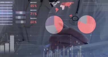 Veri işleme görüntüsü, dünya haritası ve beyaz erkek doktor yazıları üzerine şemalar. Küresel tıp, teknoloji ve dijital arayüz kavramı dijital olarak oluşturulmuş görüntü.