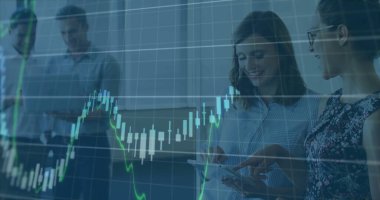 Çeşitli iş adamlarının iş görüşmeleri üzerine veri işleme ve diyagramların görüntüsü. Küresel iş, takım çalışması ve dijital arayüz kavramı dijital olarak oluşturulmuş görüntü.