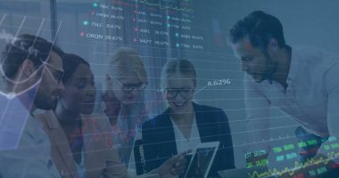 Çeşitli iş adamlarının iş görüşmeleri üzerine veri işleme ve diyagramların görüntüsü. Küresel iş, takım çalışması ve dijital arayüz kavramı dijital olarak oluşturulmuş görüntü.