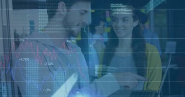 Çeşitli iş adamlarının iş görüşmeleri üzerine veri işleme ve diyagramların görüntüsü. Küresel iş, takım çalışması ve dijital arayüz kavramı dijital olarak oluşturulmuş görüntü.