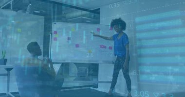 Ofisteki çeşitli iş adamlarıyla ilgili finansal veri işleme resmi. Küresel finans, iş, bağlantılar, hesaplama ve veri işleme kavramı dijital olarak oluşturuldu.