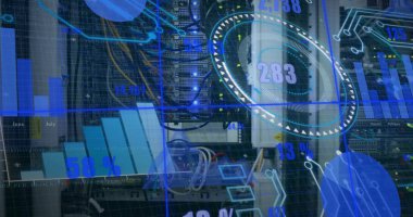 Bilgisayar sunucuları üzerinden dijital veri işleme resmi. Dijital olarak oluşturulmuş küresel bağlantılar, hesaplama ve veri işleme kavramı.