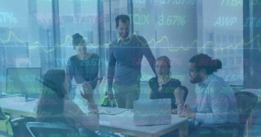 Ofisteki çeşitli iş adamlarıyla ilgili finansal veri işleme resmi. Küresel finans, iş, bağlantılar, hesaplama ve veri işleme kavramı dijital olarak oluşturuldu.