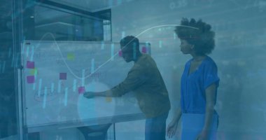 Ofisteki çeşitli iş adamlarıyla ilgili finansal veri işleme resmi. Küresel finans, iş, bağlantılar, hesaplama ve veri işleme kavramı dijital olarak oluşturuldu.