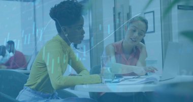 Ofisteki çeşitli iş adamlarıyla ilgili finansal veri işleme resmi. Küresel finans, iş, bağlantılar, hesaplama ve veri işleme kavramı dijital olarak oluşturuldu.