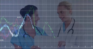 Tablet kullanan çeşitli kadın doktorların veri işleme ve diyagramlarının görüntüsü. Küresel tıp, teknoloji ve dijital arayüz kavramı dijital olarak oluşturulmuş görüntü.