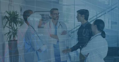 Veri işleme ve çeşitli doktorların iş görüşmeleri üzerine diyagramlar. Küresel tıp, teknoloji ve dijital arayüz kavramı dijital olarak oluşturulmuş görüntü.