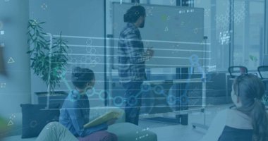 Ofisteki çeşitli iş adamlarıyla ilgili finansal veri işleme resmi. Küresel finans, iş, bağlantılar, hesaplama ve veri işleme kavramı dijital olarak oluşturuldu.