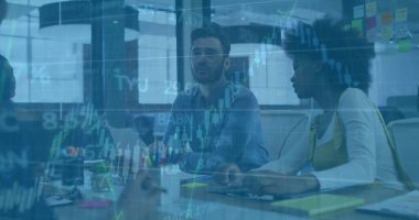 Ofisteki çeşitli iş adamlarıyla ilgili finansal veri işleme resmi. Küresel finans, iş, bağlantılar, hesaplama ve veri işleme kavramı dijital olarak oluşturuldu.