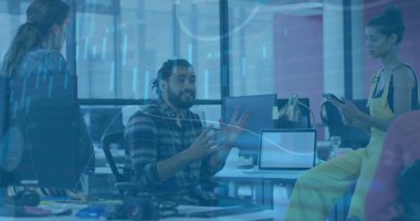 Ofisteki çeşitli iş adamlarıyla ilgili finansal veri işleme resmi. Küresel finans, iş, bağlantılar, hesaplama ve veri işleme kavramı dijital olarak oluşturuldu.