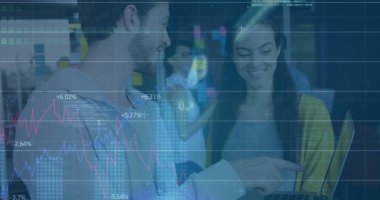 Çeşitli iş adamlarının iş görüşmeleri üzerine veri işleme ve diyagramların görüntüsü. Küresel iş, takım çalışması ve dijital arayüz kavramı dijital olarak oluşturulmuş görüntü.