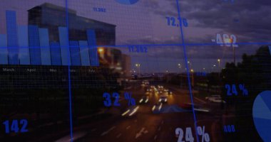 Şehir manzarası üzerinde finansal veri işleme resmi. Küresel finans, iş, bağlantılar, hesaplama ve veri işleme kavramı dijital olarak oluşturuldu.