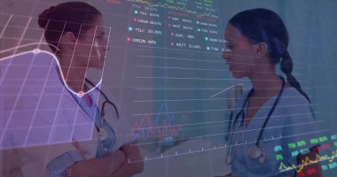 Veri işleme görüntüsü, borsa ve çeşitli kadın doktorların konuştuğu diyagramlar. Küresel tıp, teknoloji ve dijital arayüz kavramı dijital olarak oluşturulmuş görüntü.