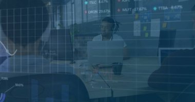 Bilgisayarı kullanan çeşitli iş adamlarının veri işleme ve diyagramlarının görüntüsü. Küresel iş, takım çalışması ve dijital arayüz kavramı dijital olarak oluşturulmuş görüntü.