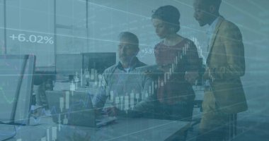 Çeşitli iş adamlarının iş görüşmeleri üzerine veri işleme ve diyagramların görüntüsü. Küresel iş, takım çalışması ve dijital arayüz kavramı dijital olarak oluşturulmuş görüntü.