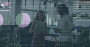 Ofiste iş tartışması yapan çeşitli meslektaşların mali veri işleme görüntüsü. Küresel iş, finans, hesaplama ve dijital arayüz kavramı dijital olarak oluşturuldu.