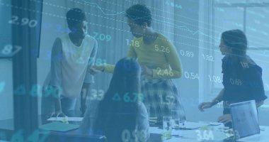 Ofisteki çeşitli iş adamlarıyla ilgili finansal veri işleme resmi. Küresel finans, iş, bağlantılar, hesaplama ve veri işleme kavramı dijital olarak oluşturuldu.