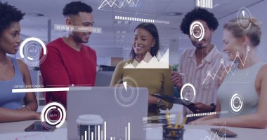 Muhtelif meslektaşların ofiste toplanmasıyla ilgili finansal veri işleme resmi. Küresel iş, finans, hesaplama ve dijital arayüz kavramı dijital olarak oluşturuldu.