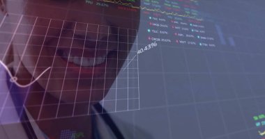 Çift ırklı kadın doktor üzerinden finansal veri işleme görüntüsü. Küresel tıp, bağlantılar, hesaplama ve veri işleme kavramı dijital olarak oluşturulmuş görüntü.