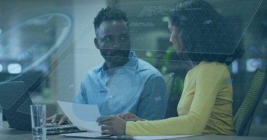 Çeşitli iş adamlarının iş görüşmeleri üzerine veri işleme ve diyagramların görüntüsü. Küresel iş ve dijital arayüz kavramı dijital olarak oluşturulmuş görüntü.