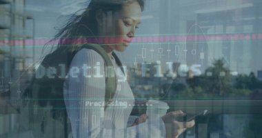 Akıllı telefonu kullanan melez bir kadının mali veri işleme görüntüsü. Küresel iş, finans, hesaplama ve veri işleme kavramı dijital olarak oluşturulmuş görüntü.